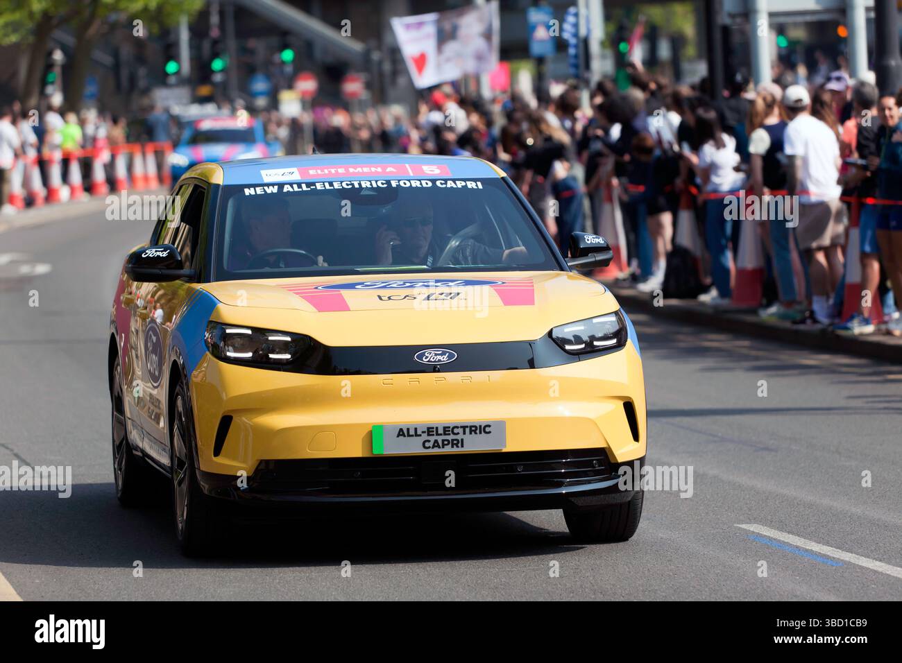 Ford hat sein neues vollelektrisches „Capri“ vor dem Men's Elite Race, Leading Group, beim London Marathon 2025 vorgestellt Stockfoto