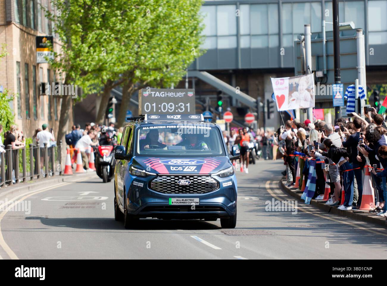 Ein Ford E-Tourino Custom Timing Support Fahrzeug, vor der Elite der Herren beim London Marathon 2025 Stockfoto