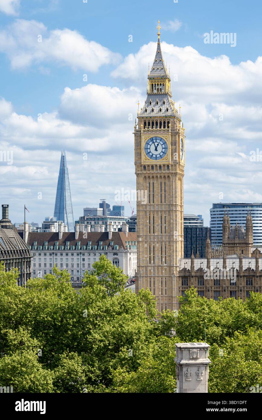 Westminster Skyline einschließlich Big Ben, London, Großbritannien im vertikalen Format Stockfoto