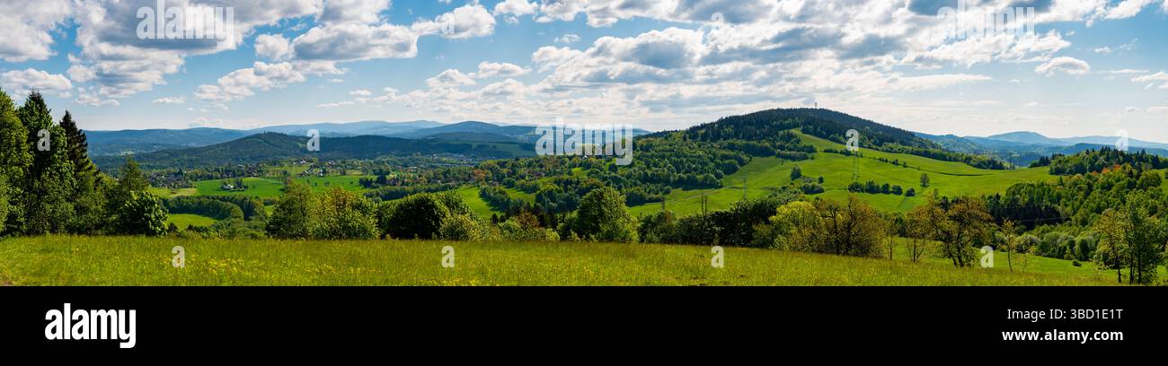 Bergwanderweg von Javornik nach Jested mit malerischer Aussicht auf Täler und das entfernte Isergebirge. Sonniger Sommertag, friedliche Natur und Schönheit Stockfoto