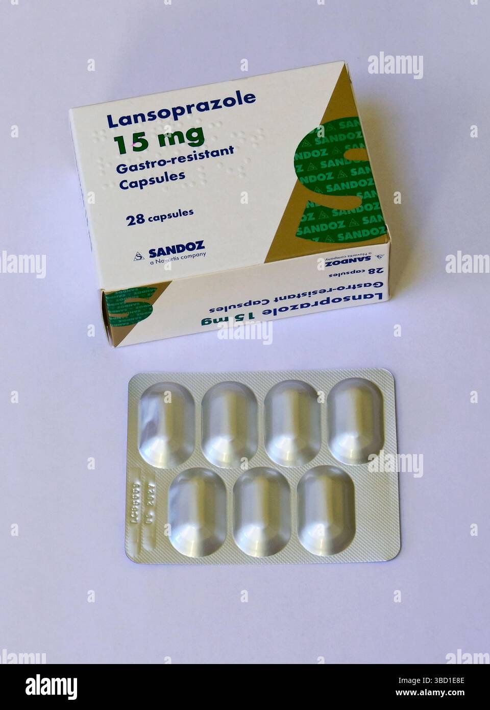 Packung mit Lanzoprazol 15 mg magensaftresistente Kapseln. 28 Kapseln. SANDOZ ist ein Unternehmen von Novartis. Stockfoto