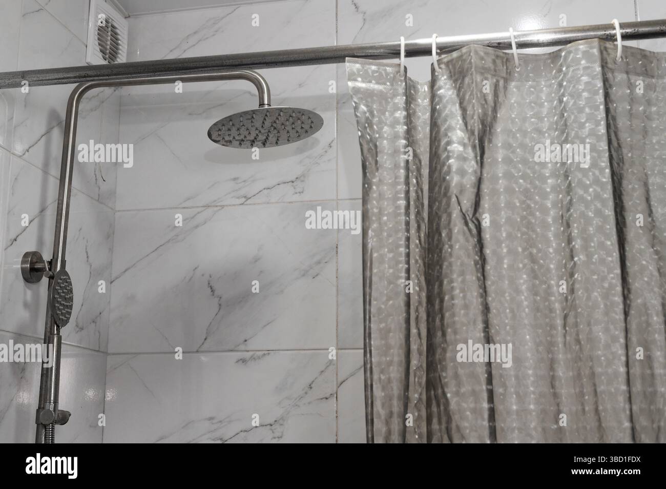 Der gemusterte Duschvorhang verleiht der Einrichtung des Badezimmers eine lebendige Note. Hergestellt aus schnell trocknendem Material, das Schimmelpilzresistent ist und die Frische nach jedem uns bewahrt Stockfoto