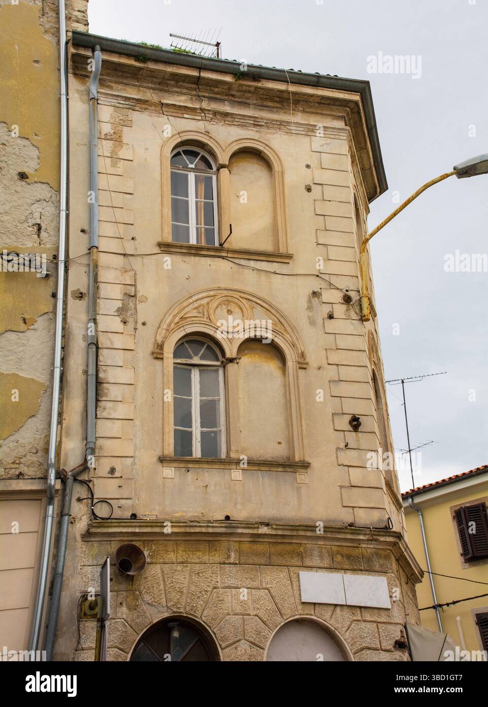 Eine historische österreichisch-ungarische Fassade in der Nähe des Zentrums von Pula, Kroatien, im österreichisch-ungarischen eklektischen Stil mit neoromanischen Elementen Stockfoto