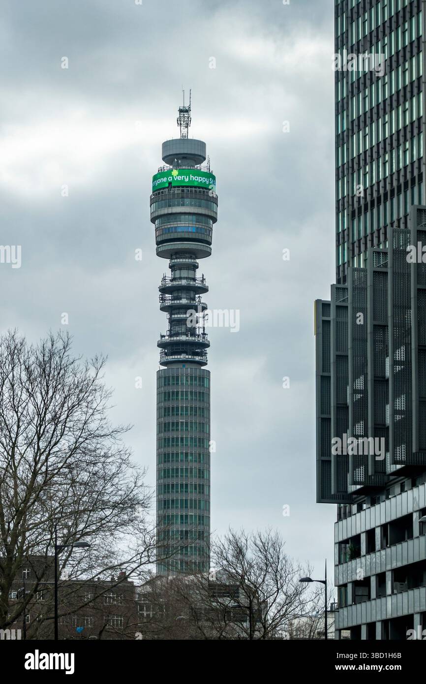 Der BT Tower im Zentrum von London, Großbritannien. Mit 177 m war es das höchste Gebäude Londons nach seiner Fertigstellung im Jahr 1964. 2024 wurde es an MCR Hotels verkauft Stockfoto