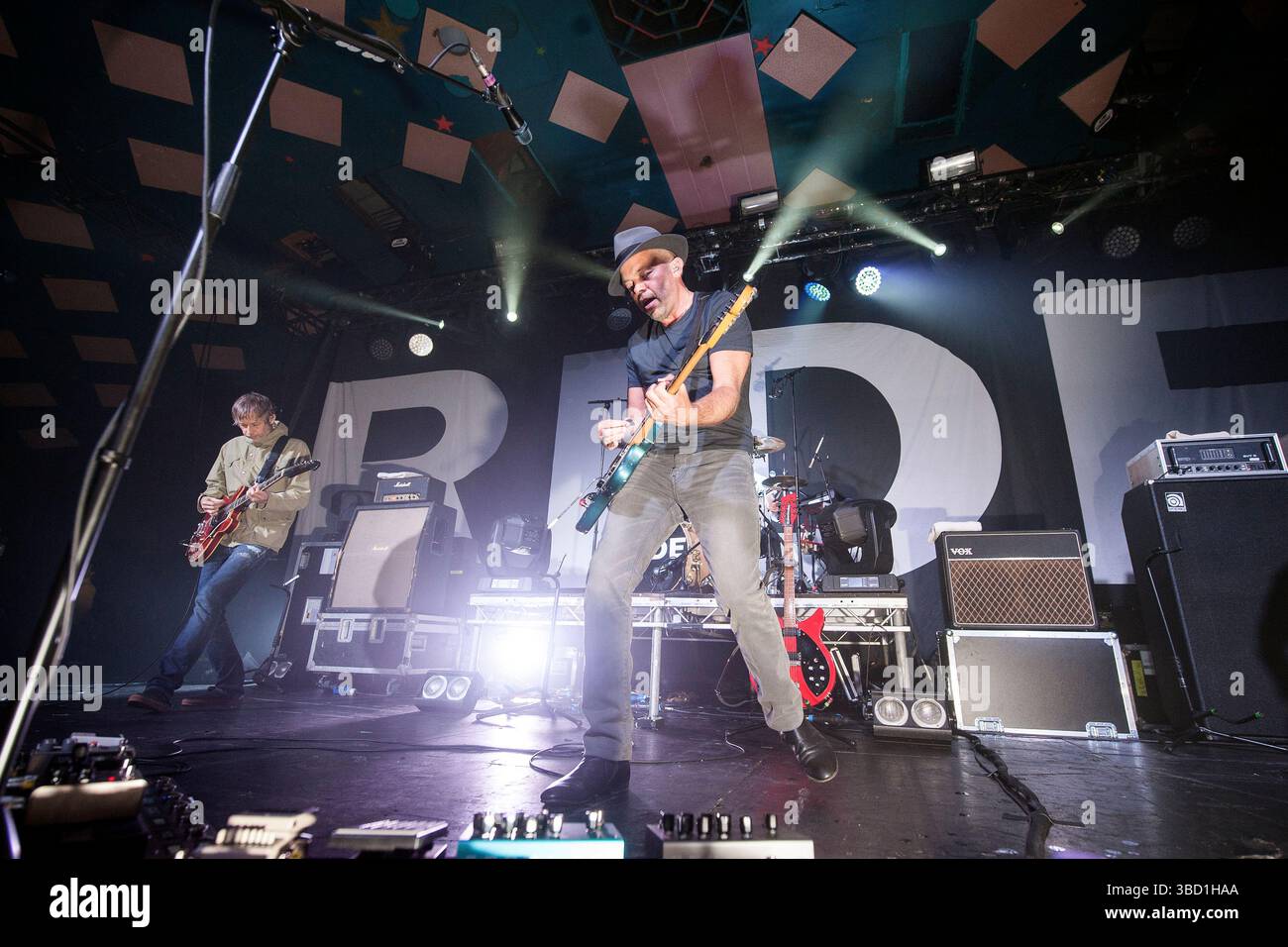 Mark Gardener von der Band Ride tritt am 22. Mai 2015 im Barrowlands in Glasgow auf Stockfoto Mark Gardener von der Band Ride tritt am 22. Mai 2015 im Barrowlands in Glasgow auf Stockfoto