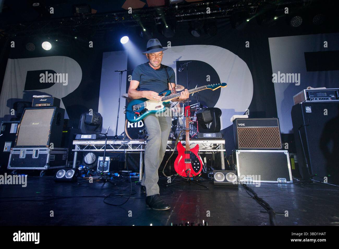 Mark Gardener von der Band Ride tritt am 22. Mai 2015 im Barrowlands in Glasgow auf Stockfoto Mark Gardener von der Band Ride tritt am 22. Mai 2015 im Barrowlands in Glasgow auf Stockfoto