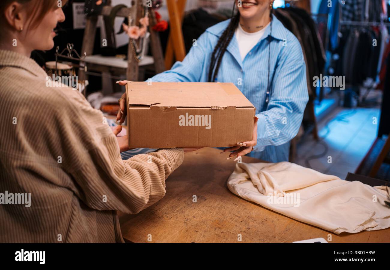 Mittelteil. Erleben Sie noch heute einen freundlichen Paketwechsel in einer gemütlichen Boutique-Umgebung Stockfoto