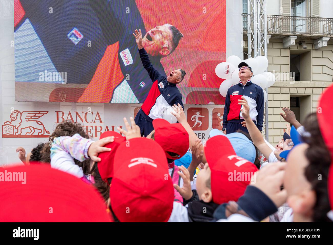 Torino, Italien. Mai 2025. Andrea Lucchetta e Francesco Graziani durante slcuni Momenti della settima tappa della ventiquattresima edizione di „UN Campione per Amico“ di Banca Generali, presso Piazza Castello a Torino, Italia - Cronaca - Giovedì 22 Maggio 2025 (Foto Giacomo Longo/LaPresse) Andrea Lucchetta und Francesco Graziani während einiger Momente der siebten Mai 2025 auf der vierten Ausgabe der Credit Campico Campico Generali Presse in Italien: LaPresse/Alamy Live News Stockfoto
