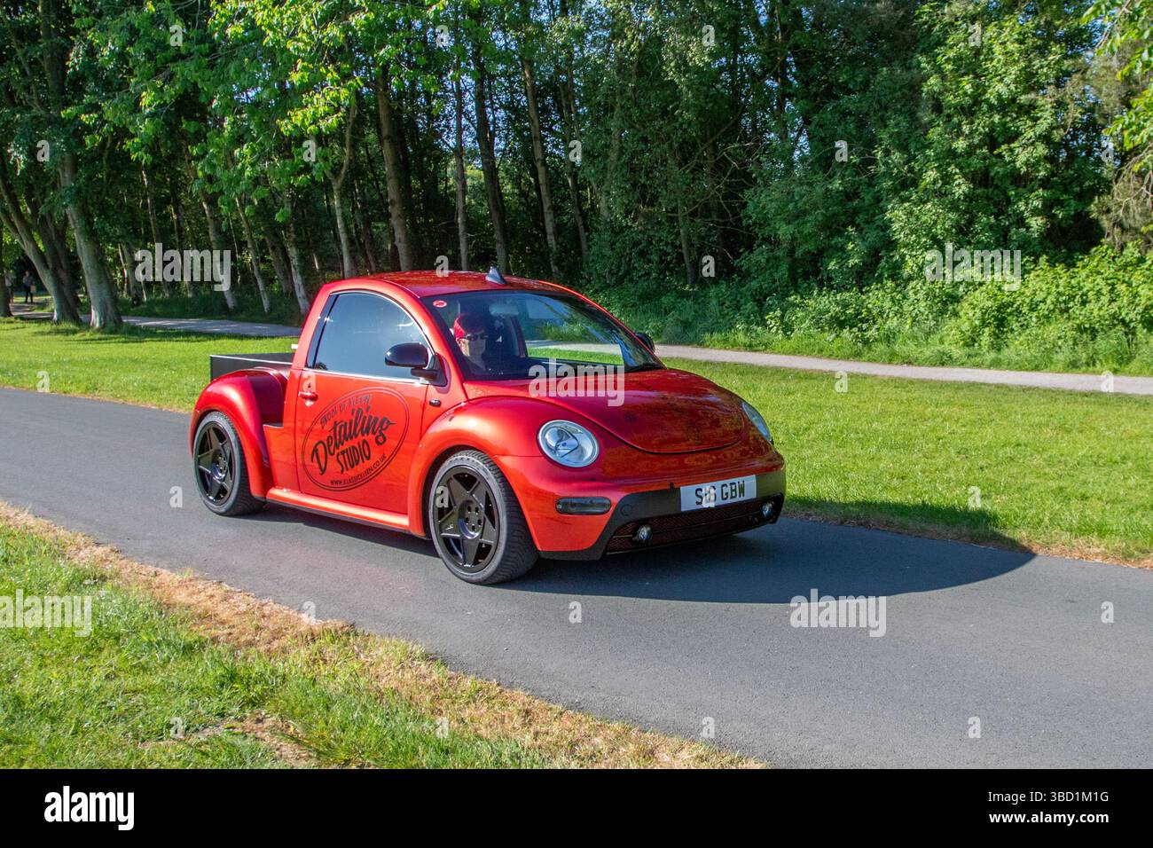 2003 Red VW Volkswagen Beetle Turbo 1.8T 20 V 150 Orange Hatcback Benzin 1781 ccm; WV Detailing Studio Keramikbeschichtung modifizierter Pick-up, New Beetle (ein Retro-inspiriertes Design); klassische Sportwagen mit Sammlerstücken in Lytham, Blackpool UK. Mai 2025 Stockfoto