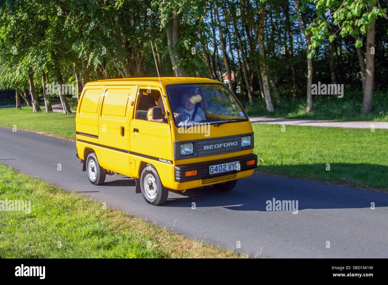 1990 90er-Jahre Bedford 99 170 Yellow LCV-Wagen, abgeleitet von Van Petrol 970 ccm; klassische, einsammelbare Veteranen-Vans in Lytham, Blackpool, Großbritannien. Mai 2025 Stockfoto