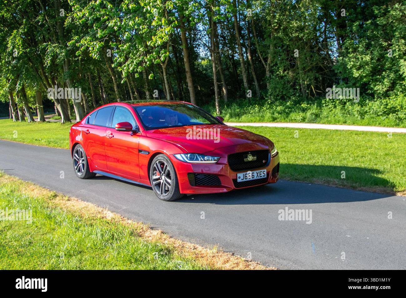 2015 Rot Jaguar XE S V6 Auto V6 380 S/C Sequential Shift Auto Car Limousine Benzinmotor 2995 ccm; klassische Sportwagen mit Sammlerstücken in Lytham, Blackpool, Großbritannien. Mai 2025 Stockfoto