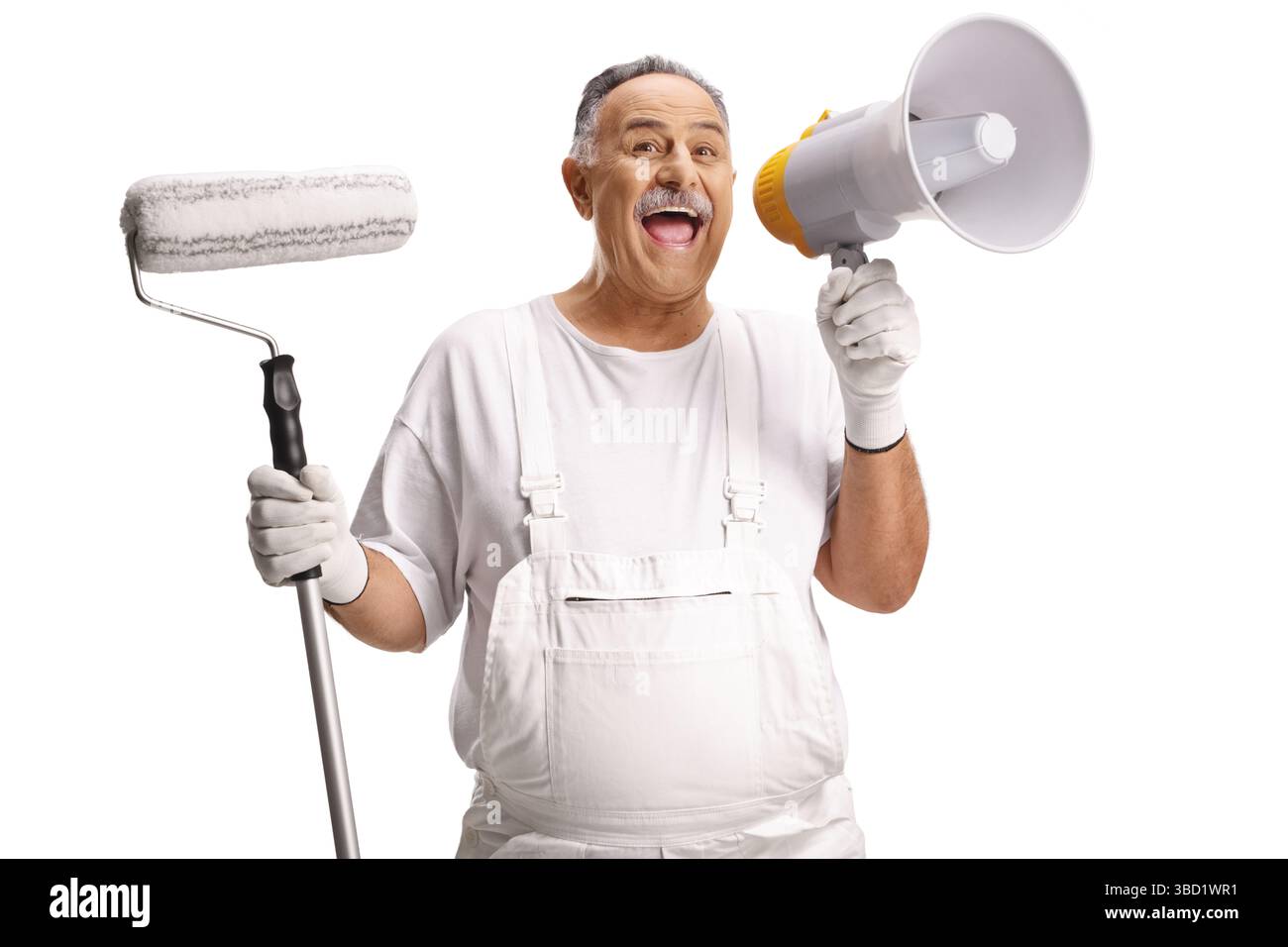 Fröhlicher Maler, der eine Malerwalze und ein Megaphon auf weißem Hintergrund hält Stockfoto