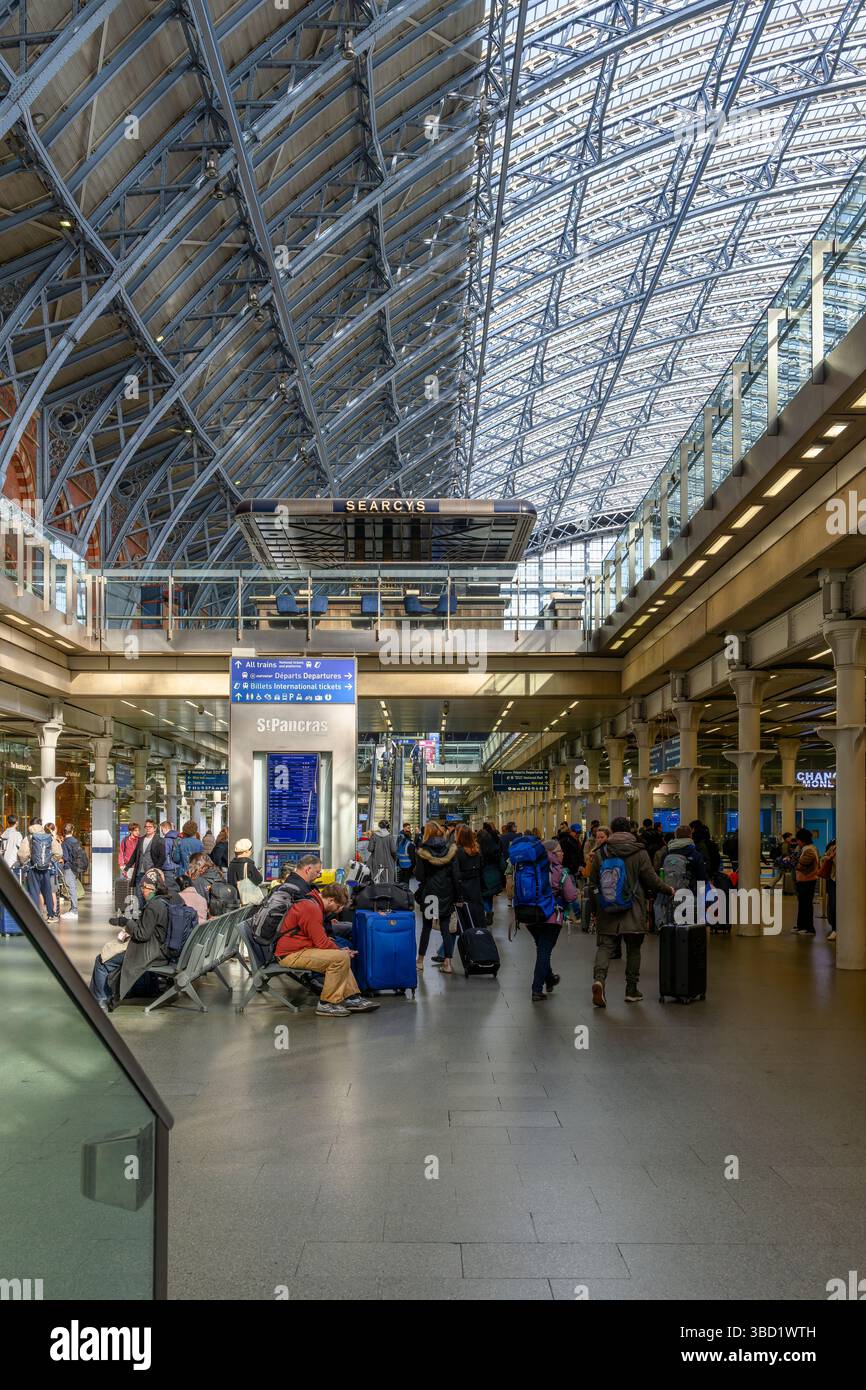 Passagiere am Londoner Bahnhof St Pancras International. Eurostar-Züge beginnen von hier aus ihre Zugfahrt durch den Kanaltunnel. Stockfoto