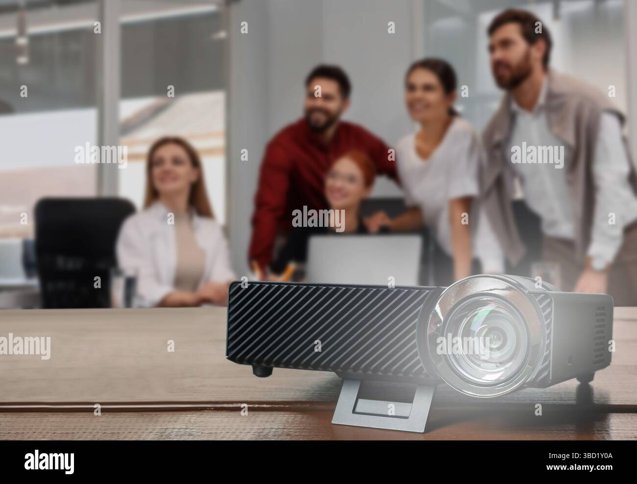 Gruppe von Personen, die sich die Präsentation im Konferenzraum anschauen, konzentrieren sich auf modernen Videoprojektor Stockfoto