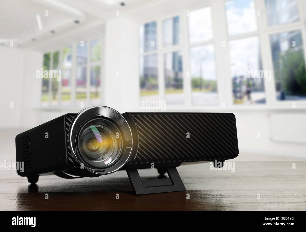 Moderner Videoprojektor auf Holztisch im Zimmer Stockfoto