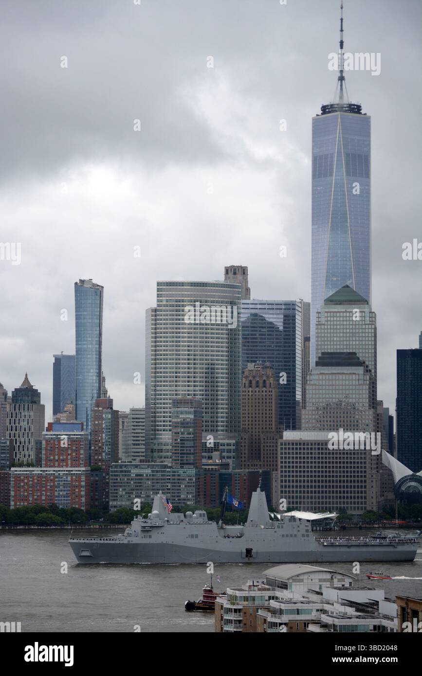 Die USS New York fährt im Rahmen der Parade of Ships den Hudson River hinauf, die die jährliche Flottenwoche in New York City anläßlich der Flottenwoche feiert. Stockfoto