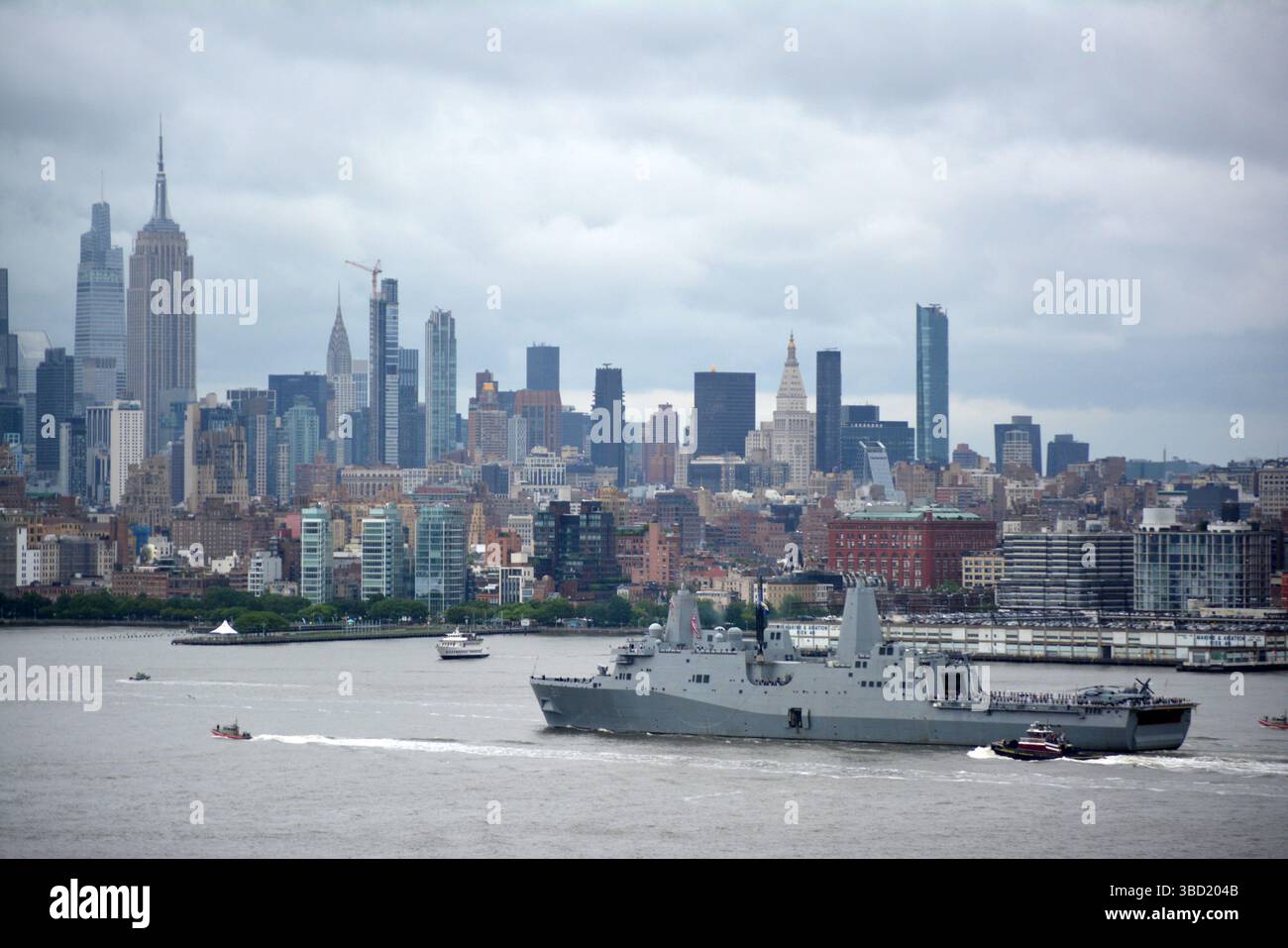 Die USS New York fährt im Rahmen der Parade of Ships den Hudson River hinauf, die die jährliche Flottenwoche in New York City anläßlich der Flottenwoche feiert. Stockfoto