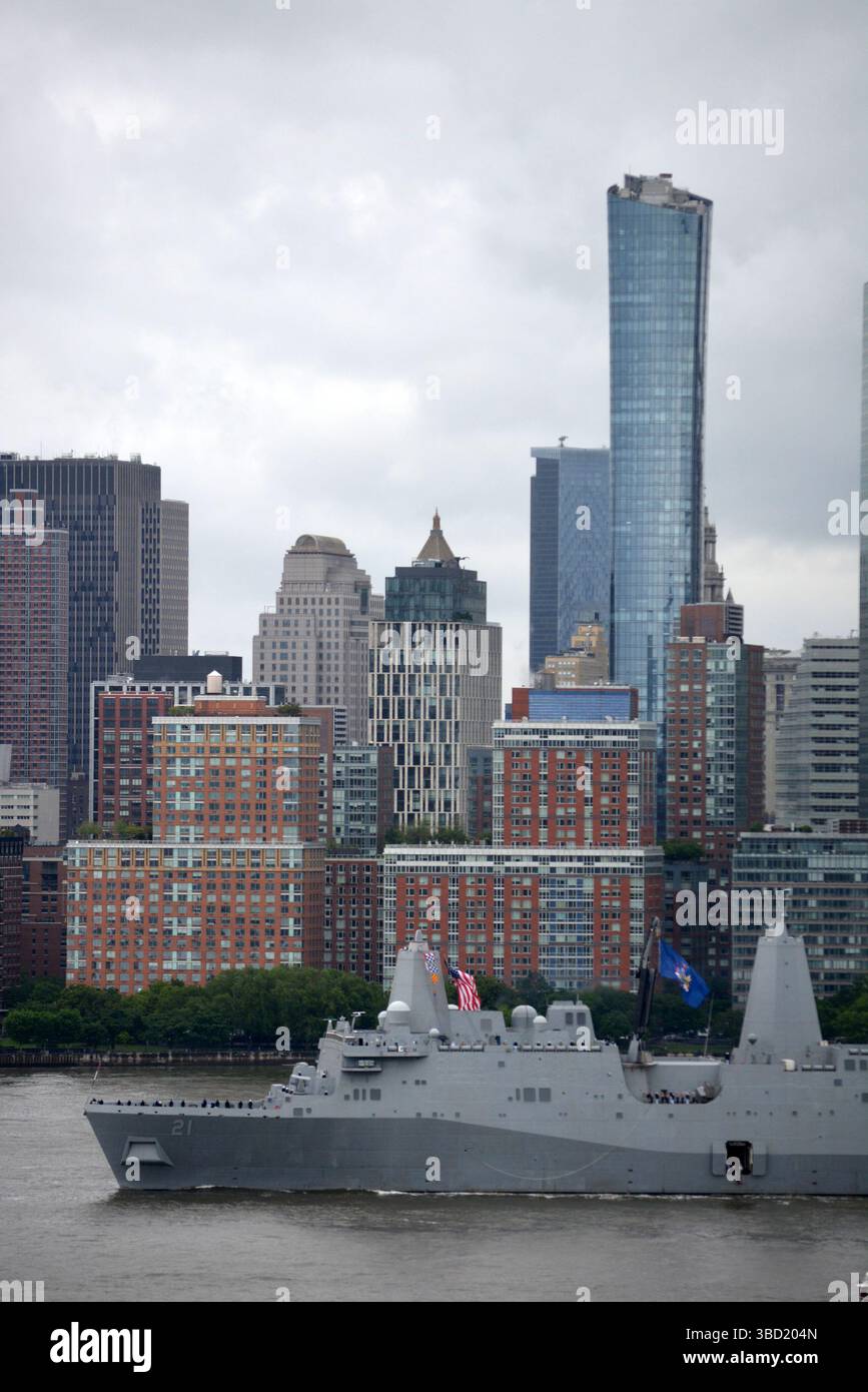 Die USS New York fährt im Rahmen der Parade of Ships den Hudson River hinauf, die die jährliche Flottenwoche in New York City anläßlich der Flottenwoche feiert. Stockfoto