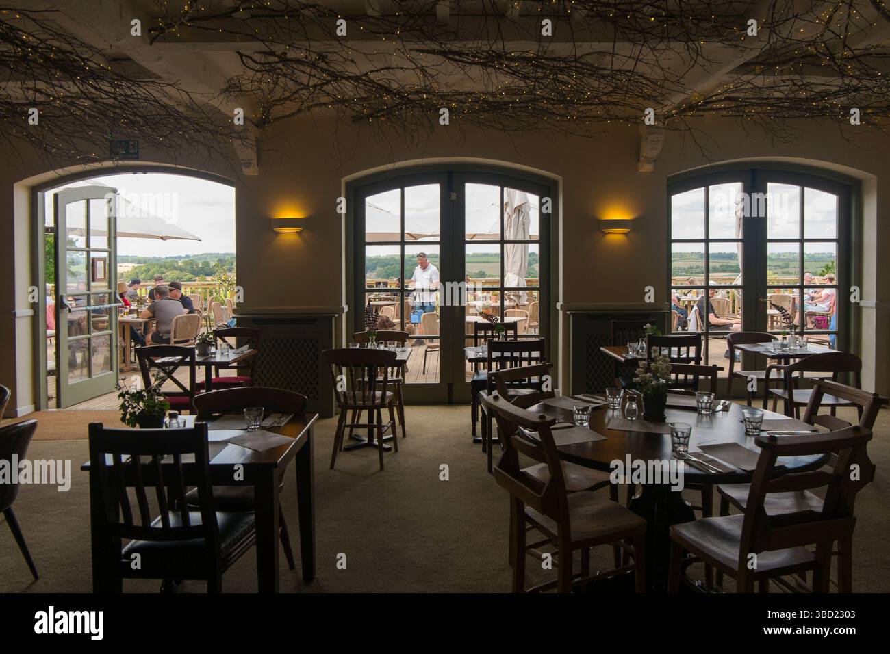 Das Restaurant mit Blick auf das Windrush Valley in Jeremy Clarkson's Pub, The Farmer's Dog, in den Cotswolds, Großbritannien. Stockfoto