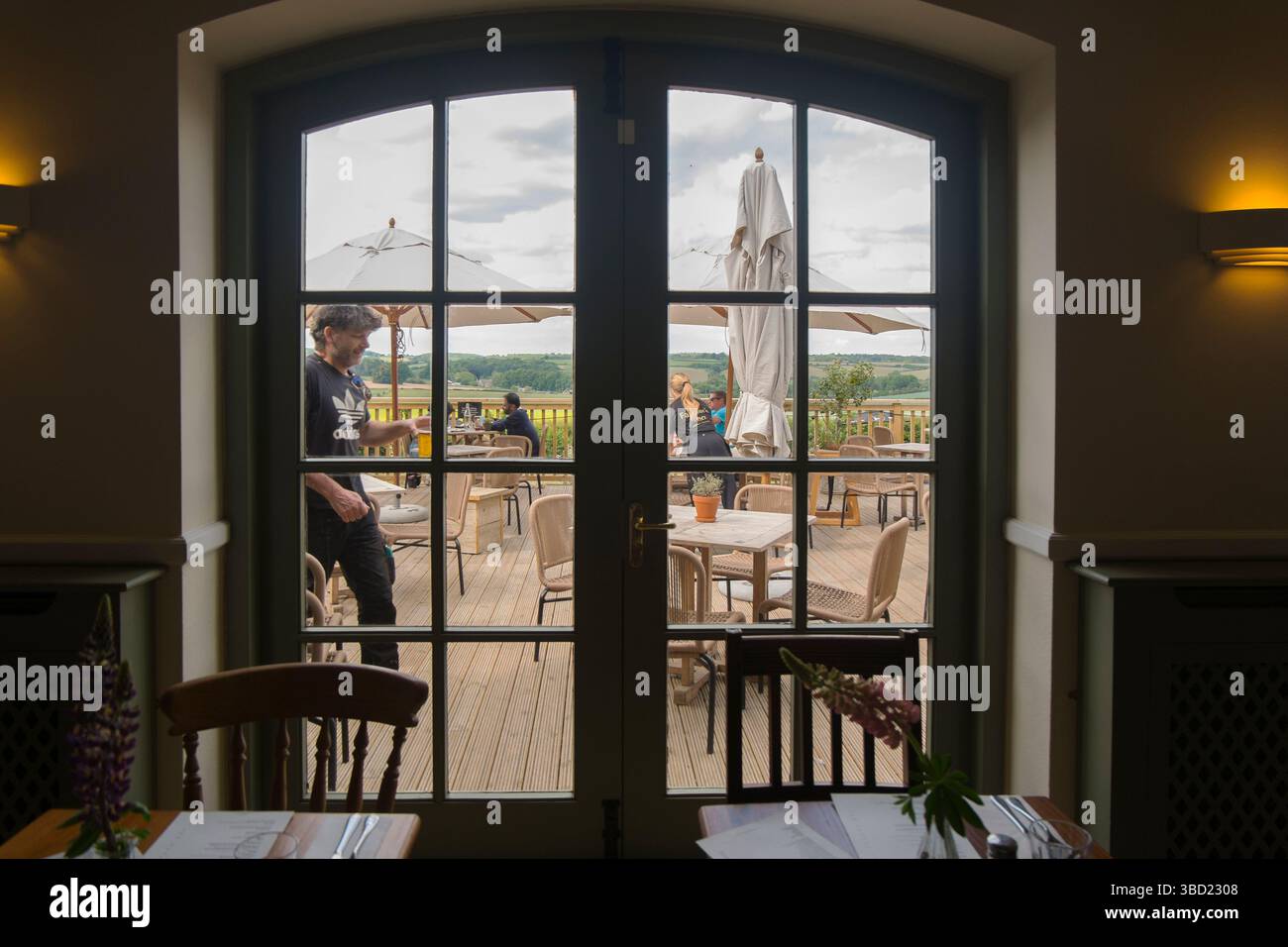 Das Restaurant mit Blick auf das Windrush Valley in Jeremy Clarkson's Pub, The Farmer's Dog, in den Cotswolds, Großbritannien. Stockfoto