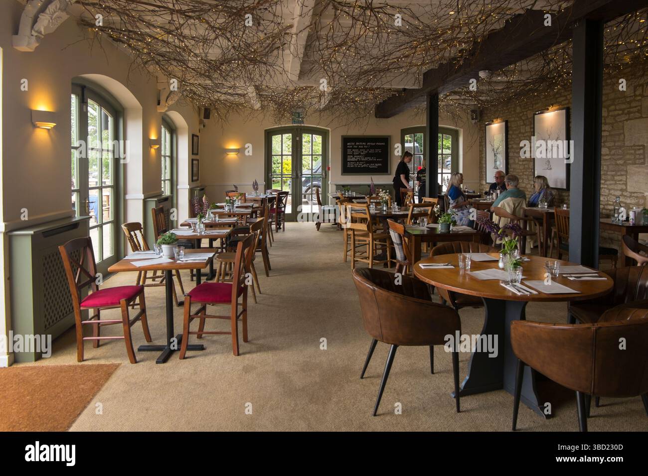 Das Restaurant mit Blick auf das Windrush Valley in Jeremy Clarkson's Pub, The Farmer's Dog, in den Cotswolds, Großbritannien. Stockfoto