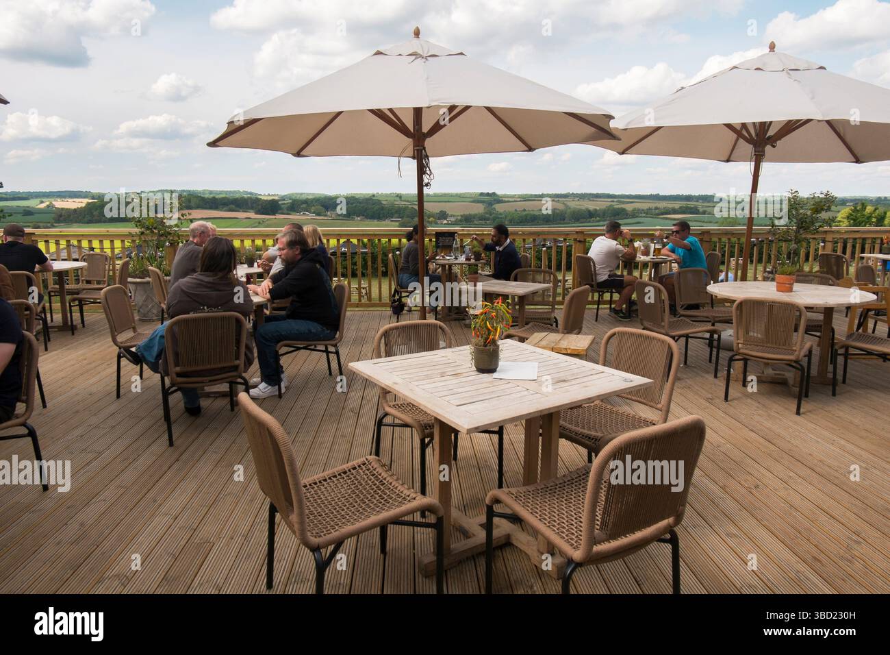Die Terrasse mit Blick auf das Windrush Valley in Jeremy Clarkson's Pub, The Farmer's Dog, in den Cotswolds, Großbritannien. Stockfoto