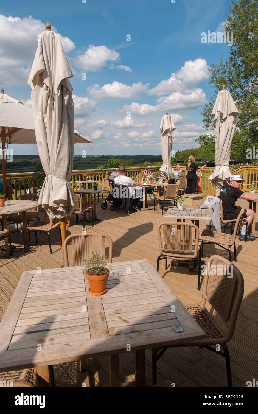 Die Terrasse mit Blick auf das Windrush Valley in Jeremy Clarkson's Pub, The Farmer's Dog, in den Cotswolds, Großbritannien. Stockfoto