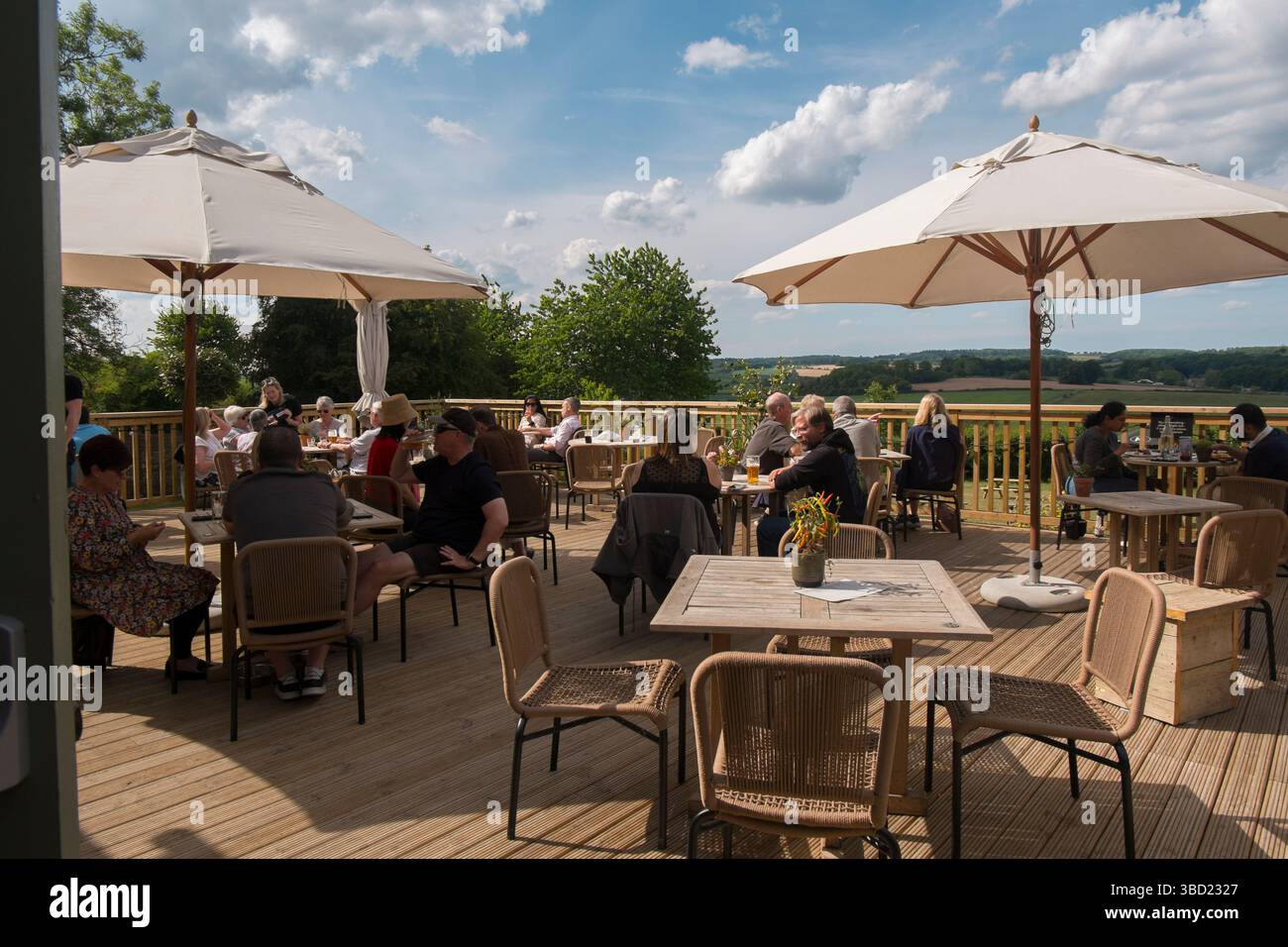 Die Terrasse mit Blick auf das Windrush Valley in Jeremy Clarkson's Pub, The Farmer's Dog, in den Cotswolds, Großbritannien. Stockfoto