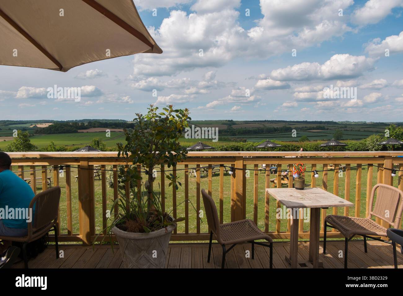Blick von der Terrasse mit Blick auf das Windrush Valley in Jeremy Clarkson's Pub, The Farmer's Dog, in den Cotswolds, Großbritannien. Stockfoto