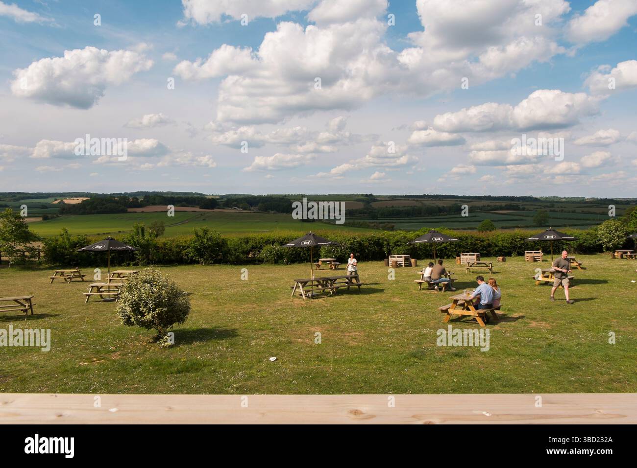 Blick von der Terrasse mit Blick auf das Windrush Valley in Jeremy Clarkson's Pub, The Farmer's Dog, in den Cotswolds, Großbritannien. Stockfoto