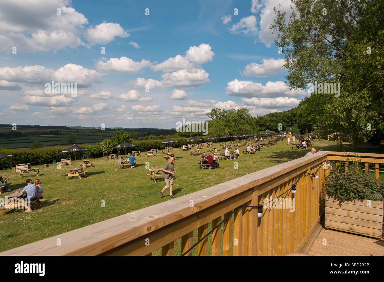 Blick von der Terrasse mit Blick auf das Windrush Valley in Jeremy Clarkson's Pub, The Farmer's Dog, in den Cotswolds, Großbritannien. Stockfoto