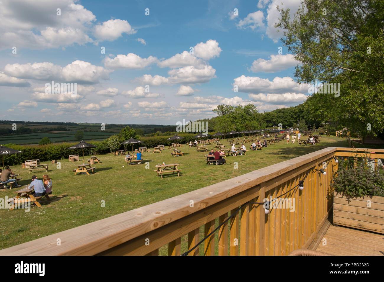 Blick von der Terrasse mit Blick auf das Windrush Valley in Jeremy Clarkson's Pub, The Farmer's Dog, in den Cotswolds, Großbritannien. Stockfoto