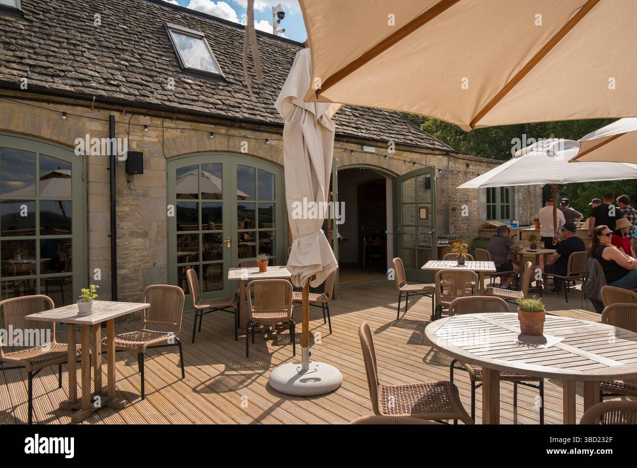 Die Terrasse mit Blick auf das Windrush Valley in Jeremy Clarkson's Pub, The Farmer's Dog, in den Cotswolds, Großbritannien. Stockfoto