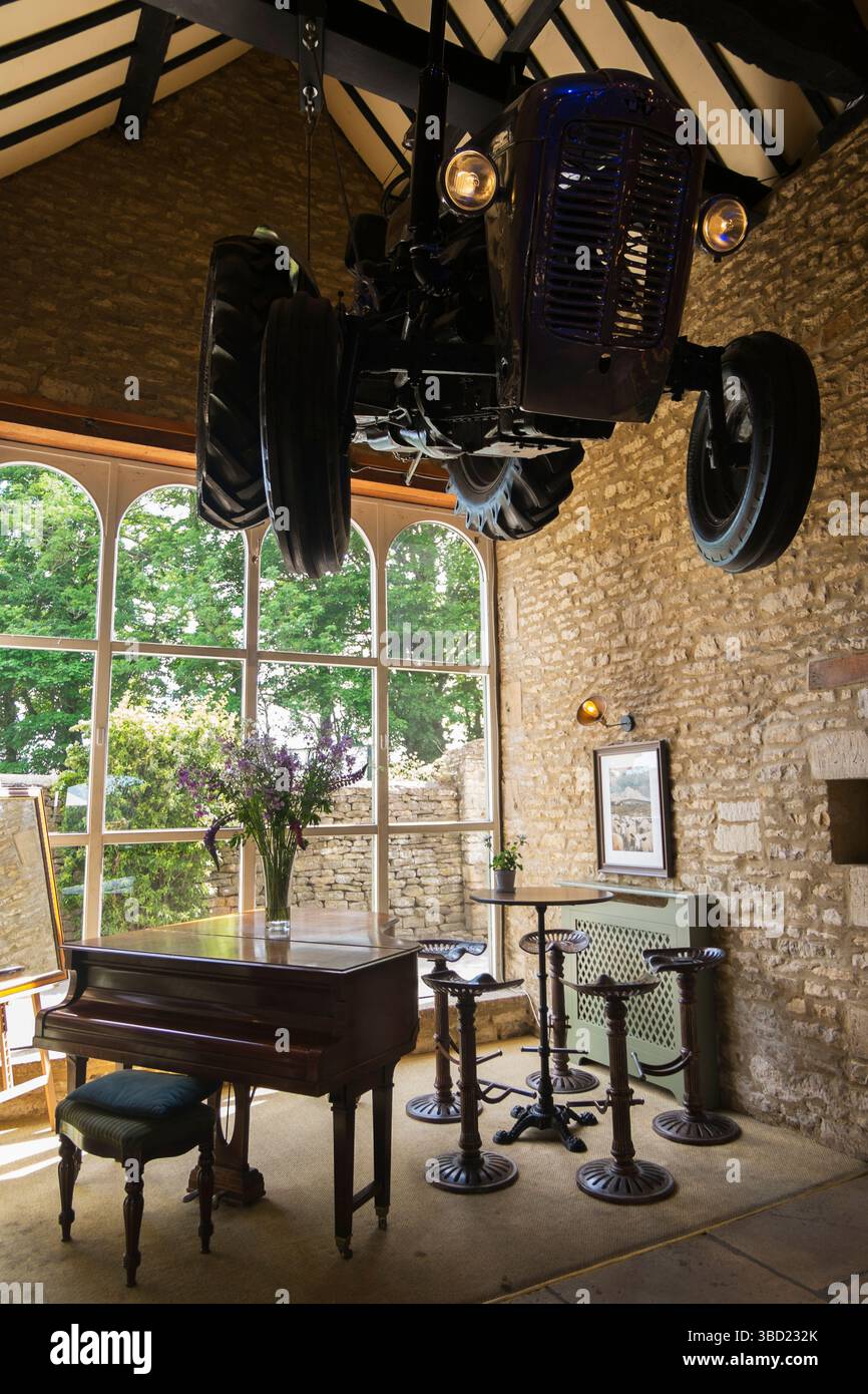 Vintage-Traktor hängt von der Decke in Jeremy Clarksons Pub, The Farmer's Dog, in den Cotswolds, Großbritannien. Stockfoto