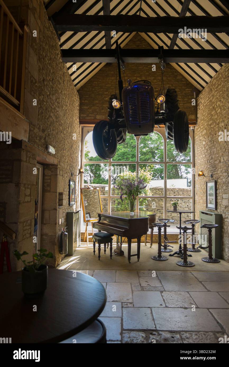 Vintage-Traktor hängt von der Decke in Jeremy Clarksons Pub, The Farmer's Dog, in den Cotswolds, Großbritannien. Stockfoto