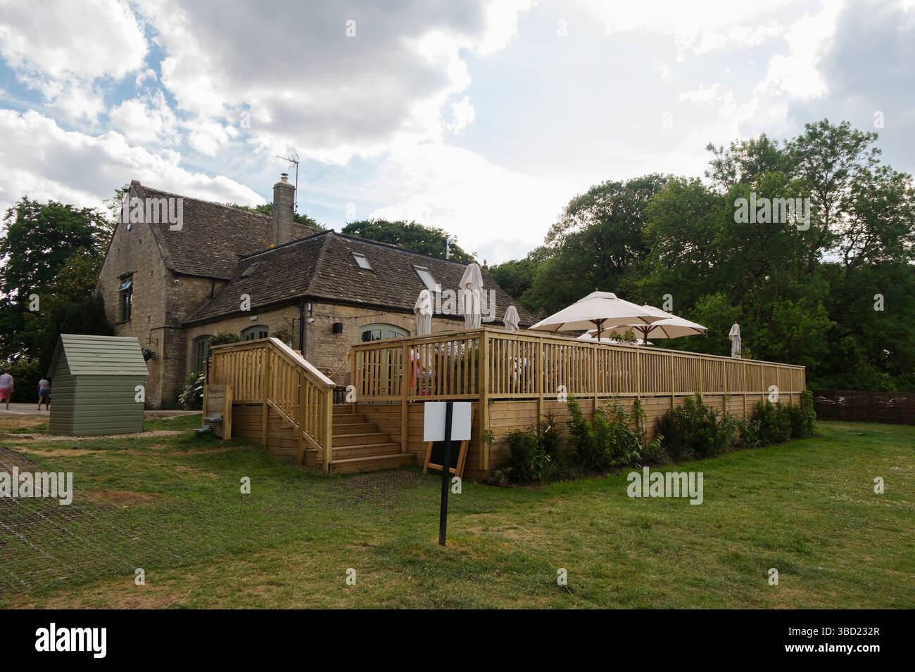 Die Terrasse mit Blick auf das Windrush Valley in Jeremy Clarkson's Pub, The Farmer's Dog, in den Cotswolds, Großbritannien. Stockfoto