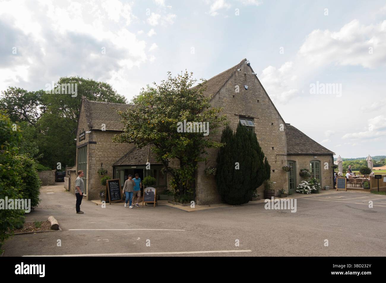 Parkplatz und Eintritt in Jeremy Clarkson's Pub, The Farmer's Dog, in den Cotswolds, Großbritannien. Stockfoto
