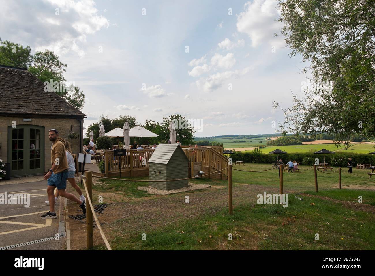 Die Terrasse und der Pub-Garten in Jeremy Clarkson's Pub, The Farmer's Dog, in den Cotswolds, Großbritannien. Stockfoto