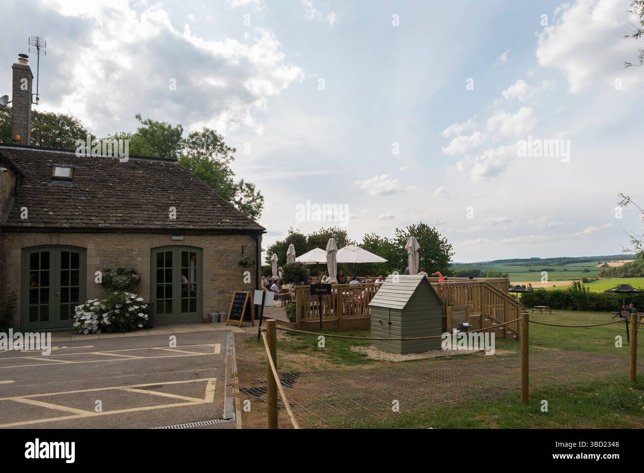 Die Terrasse und der Pub-Garten in Jeremy Clarkson's Pub, The Farmer's Dog, in den Cotswolds, Großbritannien. Stockfoto