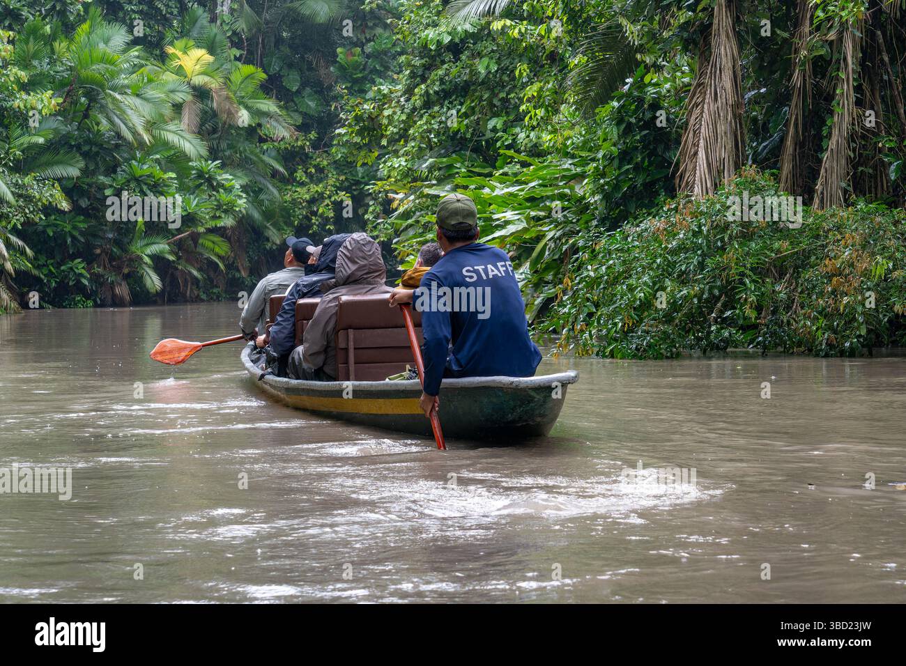 Touristen auf einer Wildtierbeobachtungstour in einem Kanu im Napo Wildlife Center im Yasuni Nationalpark, Ecuador. Stockfoto