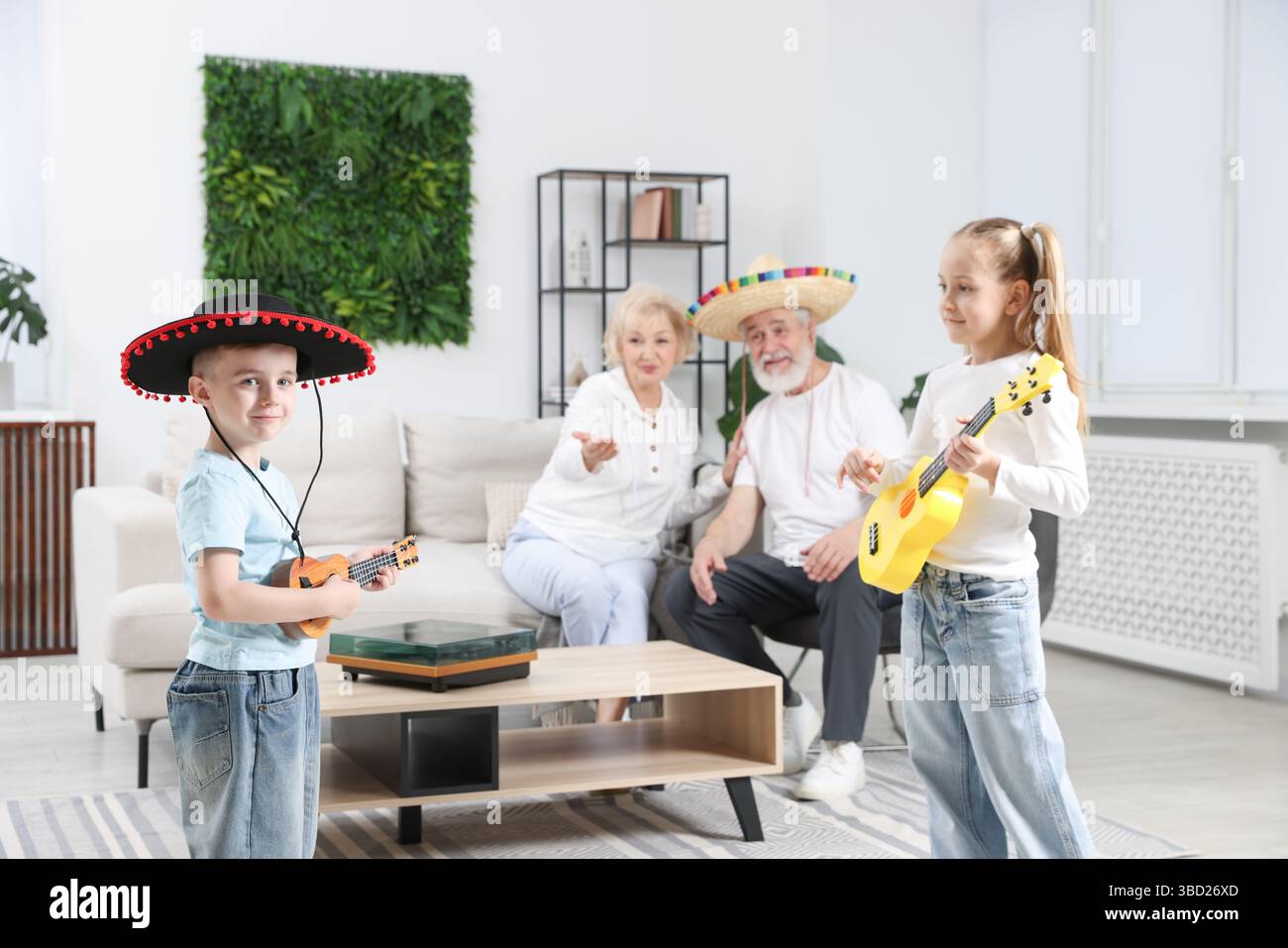 Großeltern und Enkelkinder, die zu Hause Spaß haben Stockfoto