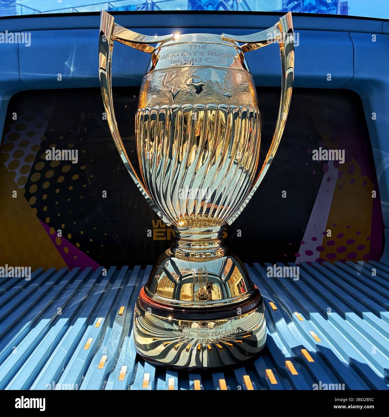 Exeter, Devon, Großbritannien. Mai 2025. RWC Womens Rugby World Cup Trophäe landesweit Tour, Exeter, Devon, Großbritannien. Die neue Trophäe der Rugby-Weltmeisterschaft für Frauen, der größte und angesehenste Preis im Rugby-Weltcup, wird alle vier Jahre von der besten Mannschaft der Welt verliehen. Die aus Sterling-Silber gefertigte und mit 24-Karat-Gold überzogene Trophäe im ovalen Silhouettendesign ist ein Symbol für Modernität, Leistung und Leidenschaft, das den zukünftigen Ikonen würdig ist, die sie hochheben werden. Hinweis: Nidpor/Alamy Live News Stockfoto