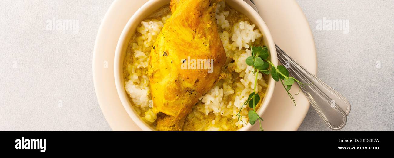 Gedünstetes Kaninchen mit Reis, serviert Tisch mit Speisen, köstliches herzhaftes Mittag- oder Abendessen, Banner Stockfoto