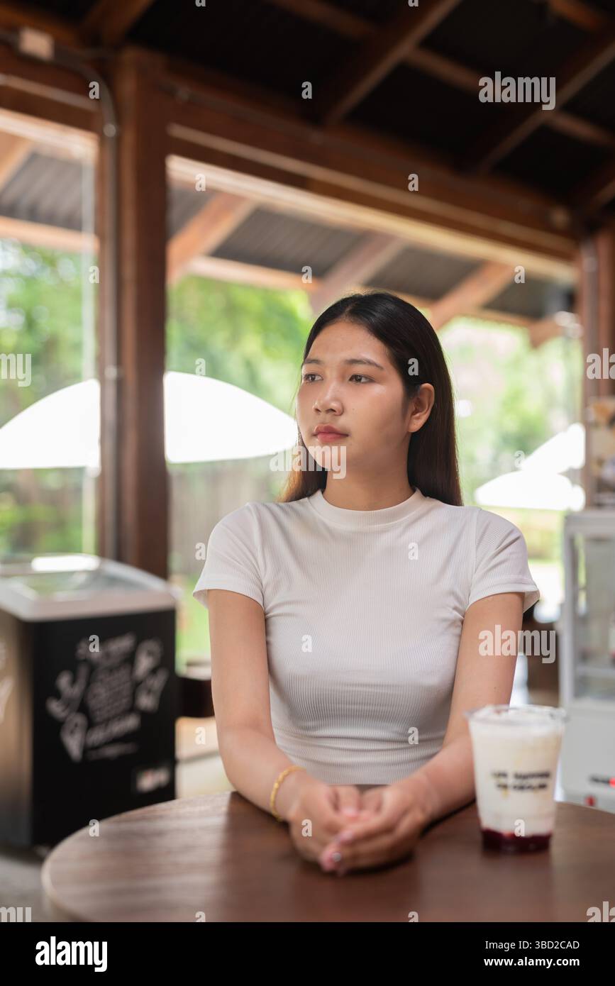Porträt einer jungen, schönen asiatischen Frau im Café Stockfoto