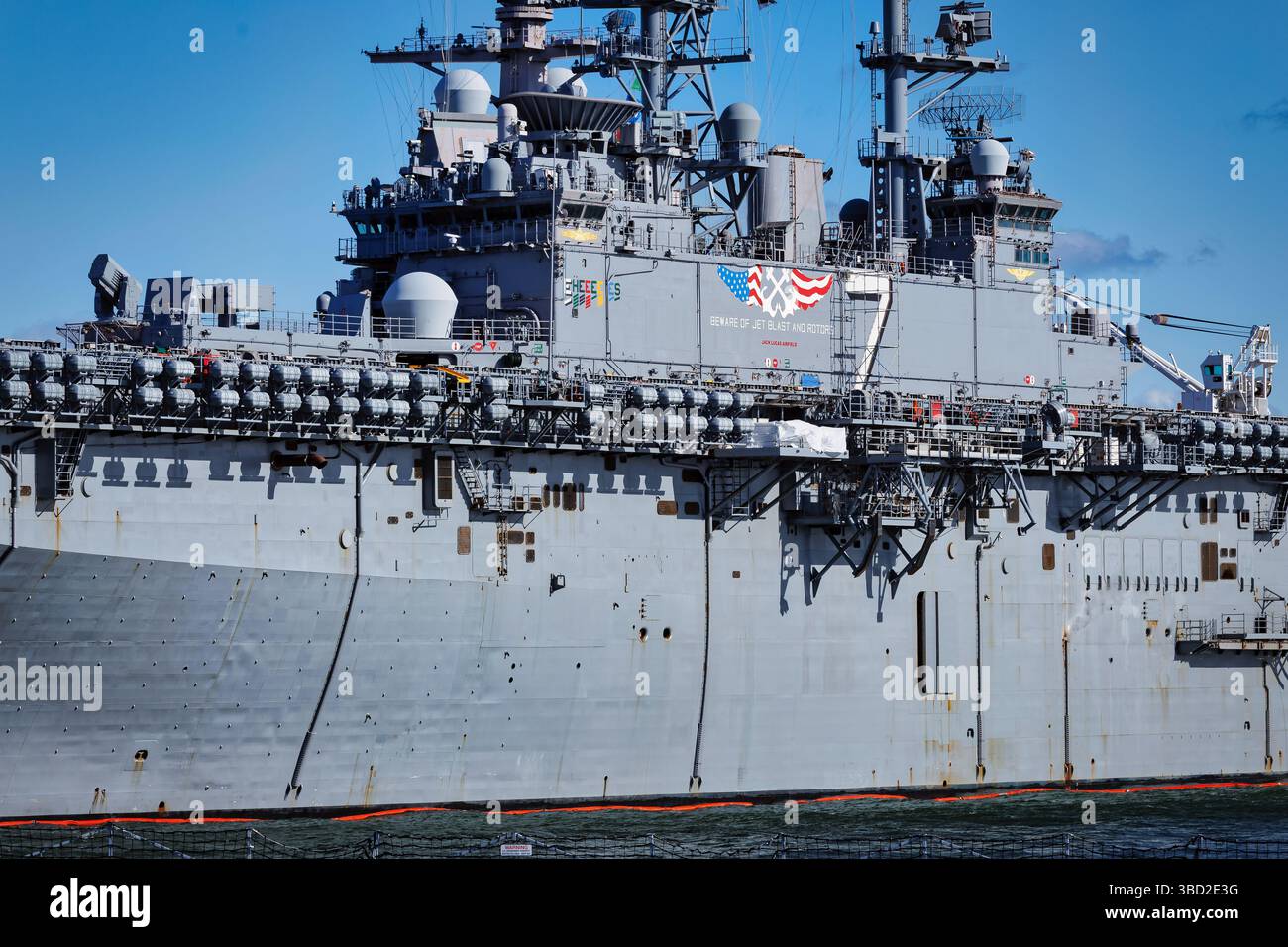 Die USS Iwo Jima (LHD-7) befindet sich am Dock in Norfolk, Virginia. Stockfoto