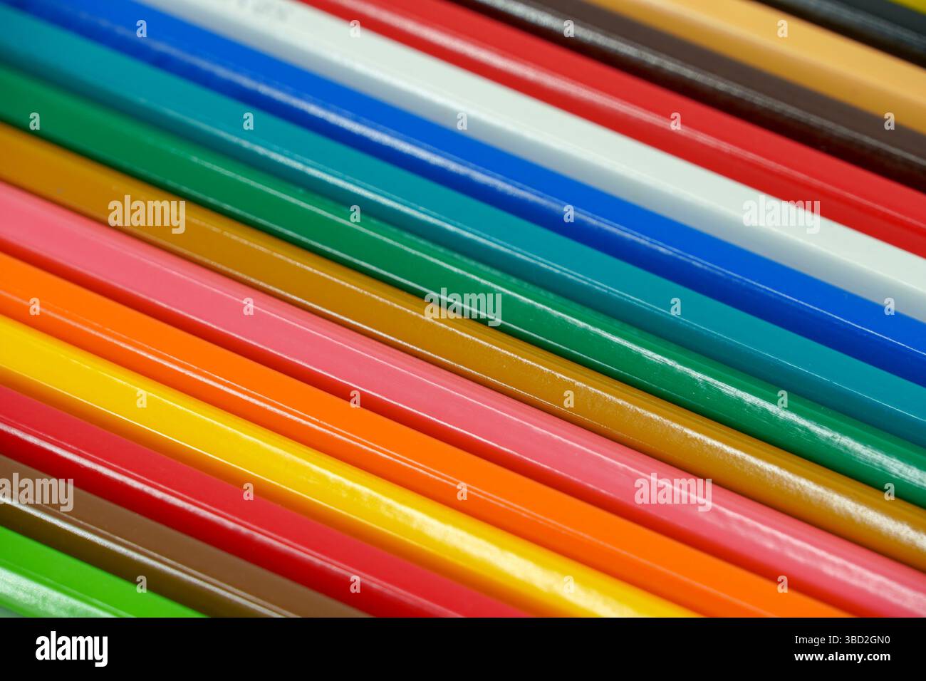 Farbstifte auf weißem Hintergrund. Schließen. Stockfoto