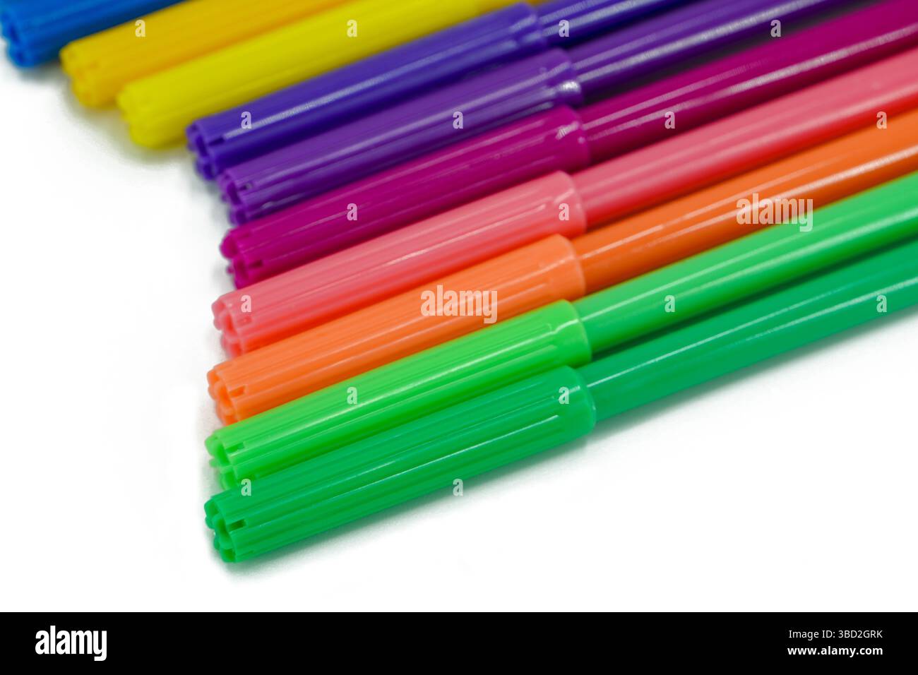 Filzspitzen. Mehrfarbige Felt-Tip-Stifte isoliert auf weißem Hintergrund. Bunte Stifte. Wanne mit farbigen Markierstiften. Stockfoto