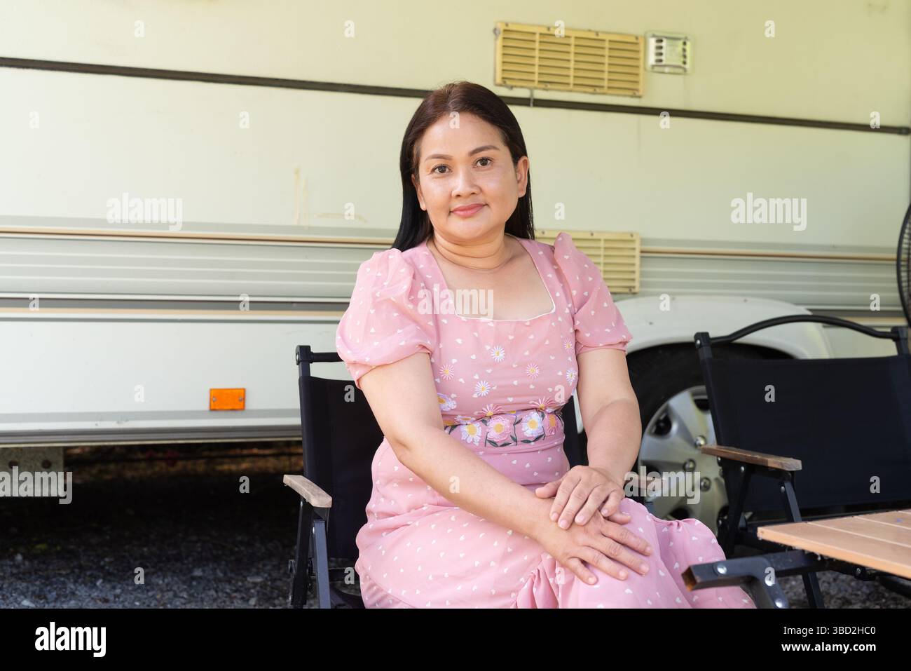 Asiatische Frau, die im Sommer Camping und Vanlife mit Wohnwagen im Freien genießt Stockfoto