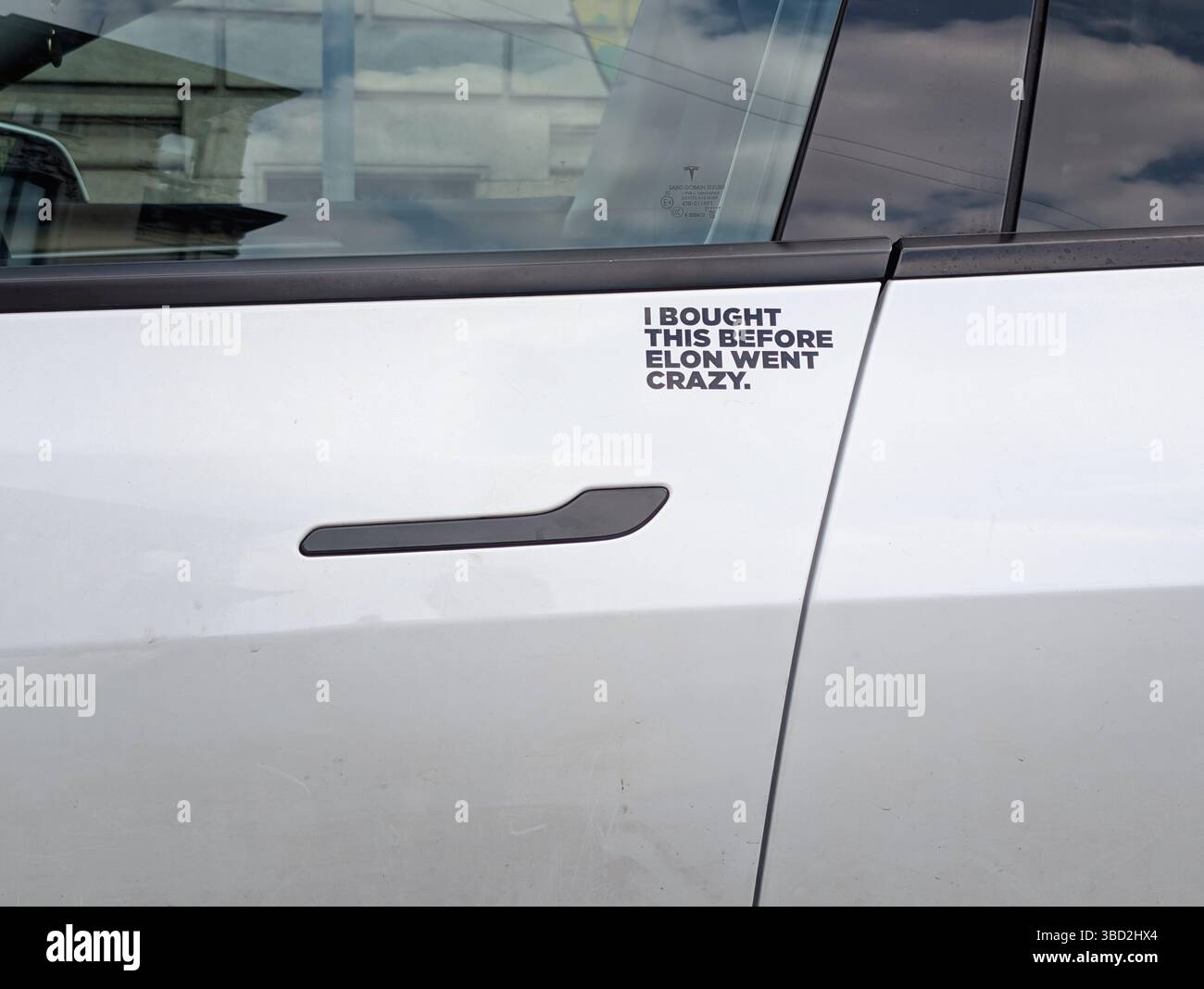 Ich habe das gekauft, bevor Elon auf einem Tesla-Auto in Italien geparkt hat. Stockfoto