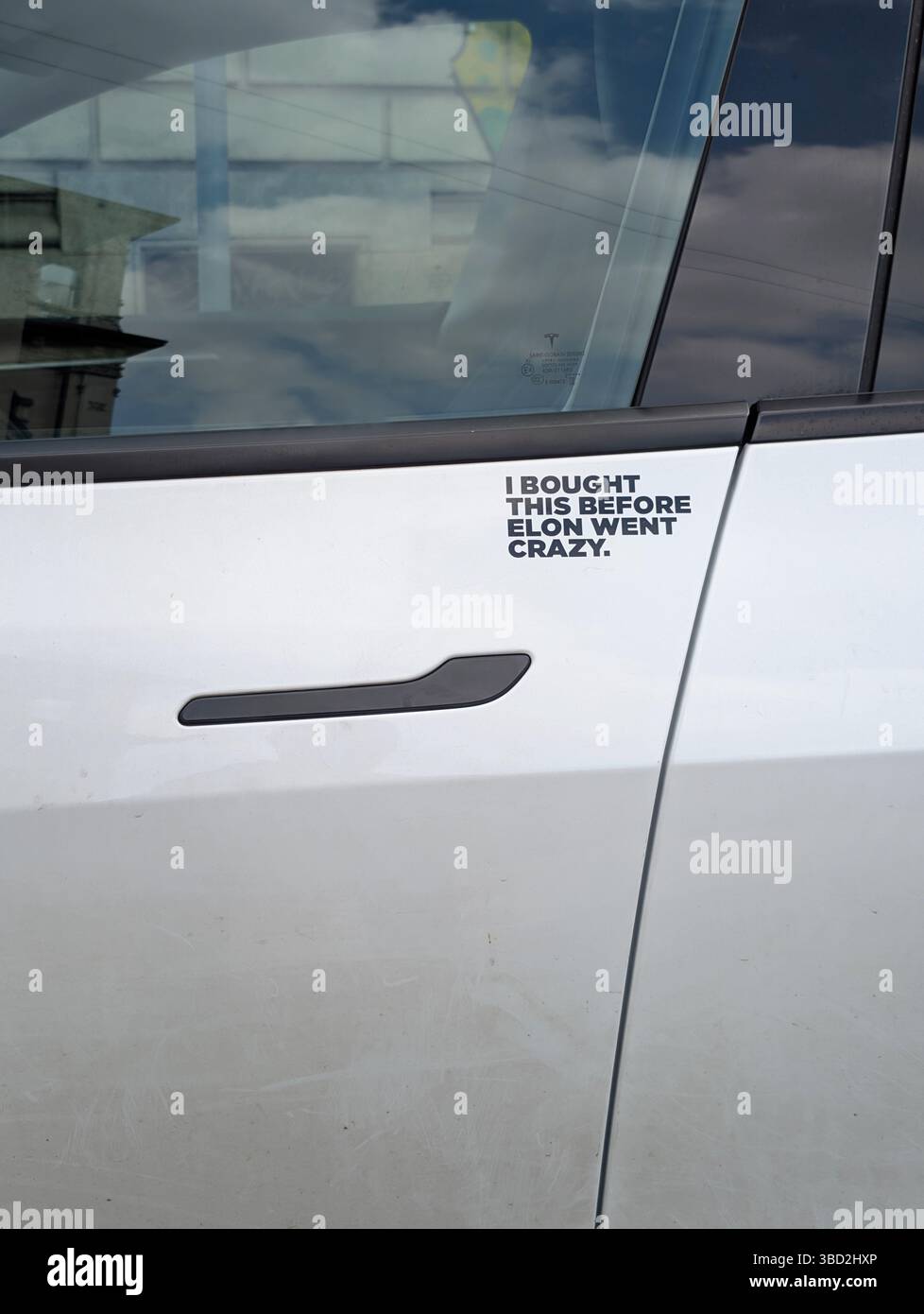 Ich habe das gekauft, bevor Elon auf einem Tesla-Auto in Italien geparkt hat. Stockfoto